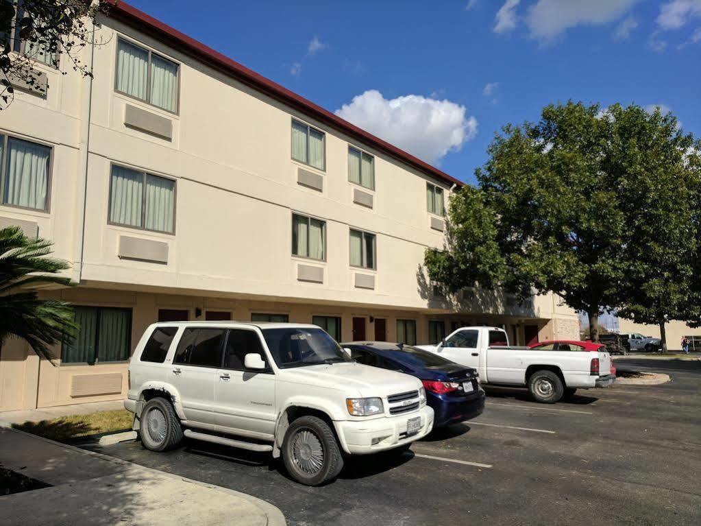 Red Roof Inn San Antonio Airport Bagian luar foto